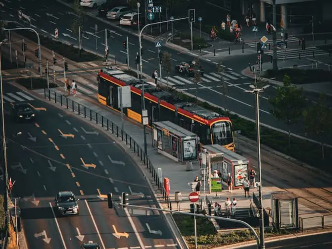 Straßenverkehr in Warschau